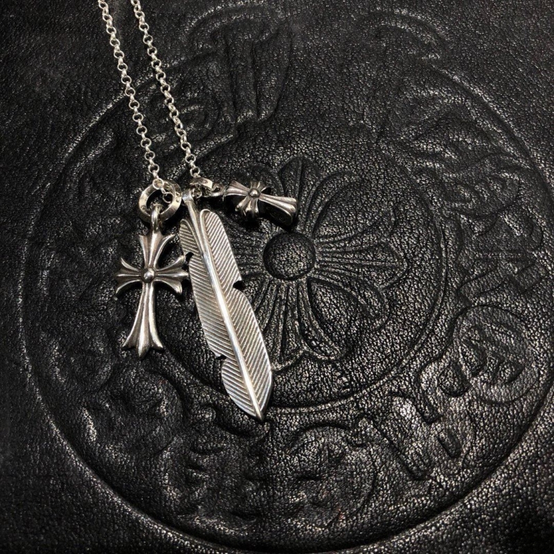 Ch*0me He**ts necklaces